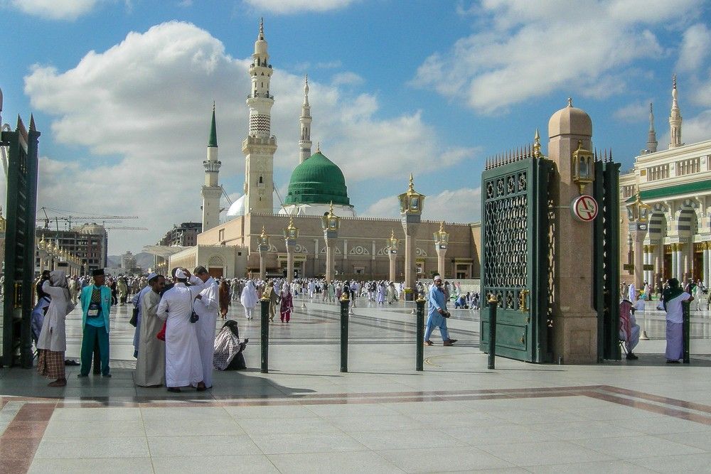 تنبيه ليست زيارة قبر النبي صلى الله عليه وسلم واجبة