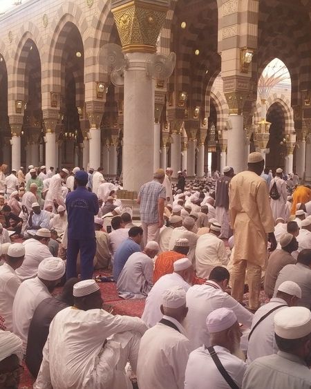 ما يشرع عند زيارة قبر الرسول صلى الله عليه وسلم وصاحبيه
